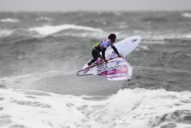 Gollito shaka - 2009 PWA Colgate World Cup ©  John Carter / PWA http://www.pwaworldtour.com